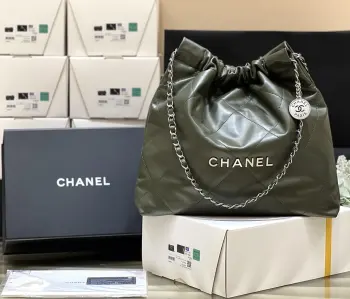 纯原厂  号 2022cc 春夏火爆22 bag垃圾袋中号正品 37000购入独家原厂方框小牛皮本季最火最值得入手的系列 它的名字叫22 bag 小香凡是以数字命名的都必火爆也一定会成为经典超级时尚和大气 非常好搭配 那就对啦背上就是顶流 中号编号AS3261尺寸39x42x8cm
