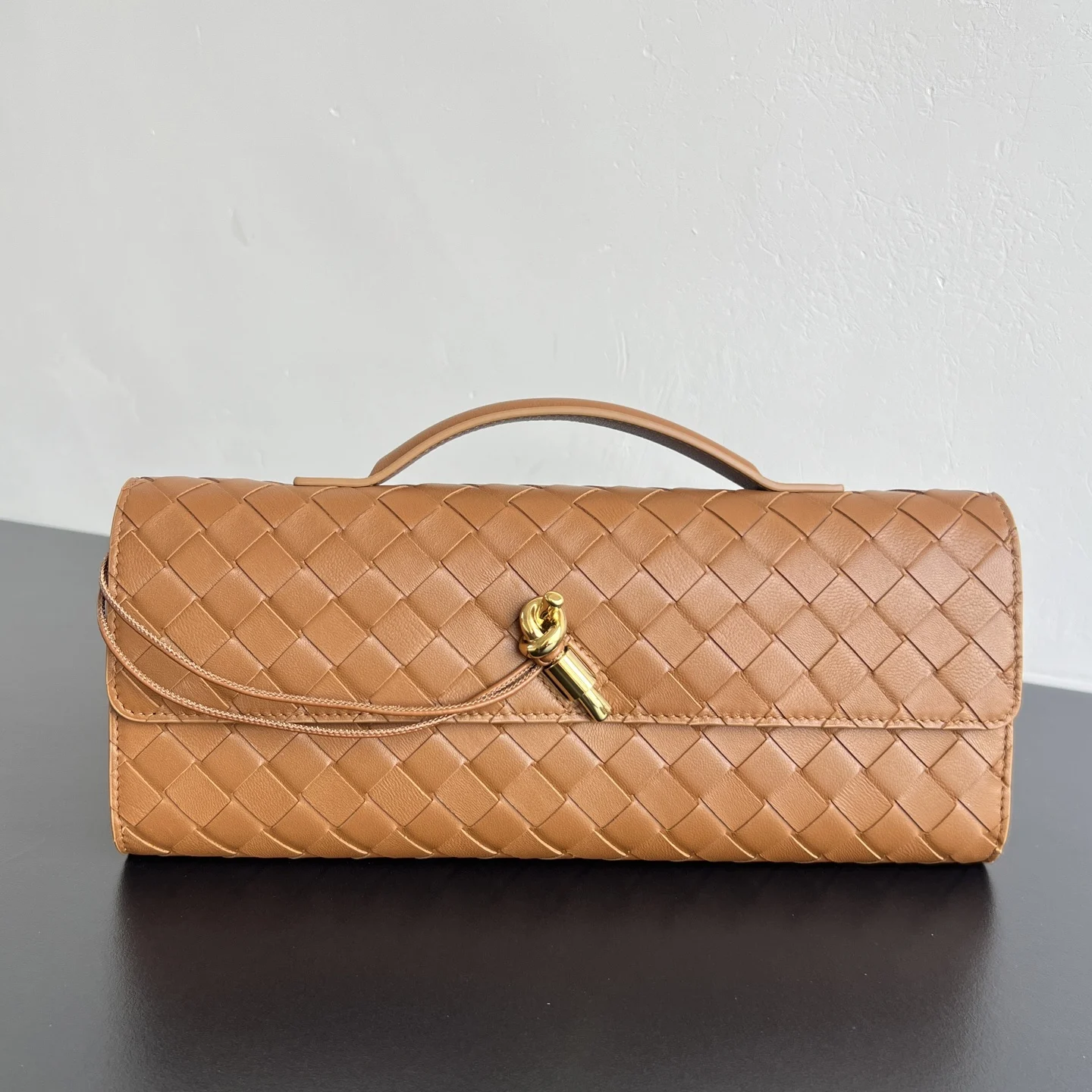 原单BV钱包|高仿BV钱包|精仿BV钱包|一比一BV钱包Bv Clutch 长款手拿包 741511  配有提手 手拿包的设计体现了精致与高级的品味 采用精致工艺intreccio编织羊皮革  即可手拿也可手提或夹腋下 金属绳结点缀 散发出气质与高贵   内里配有拉链隔层 是你日常生活的的好伴侣         无论你是走在红毯上还是参加晚宴 它都会为你增添一份独特的魅力 尺寸 31x13x3