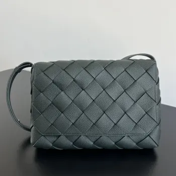  Bv  新款 Diago斜挎包 男女通用   815796  上身不仅有品味又增添了绅士感 颜值和实用随时在线  精选丰富细腻颗粒牛皮 很有肉感 质感真的无敌了  翻盖式磁吸开合 拿取方便 内部设有拉链内衬 实用性强 肩带可调节长短 容量很大 满足都市生活的使用需求 嘎嘎好背 少年感满分  尺寸 32x21.5x5