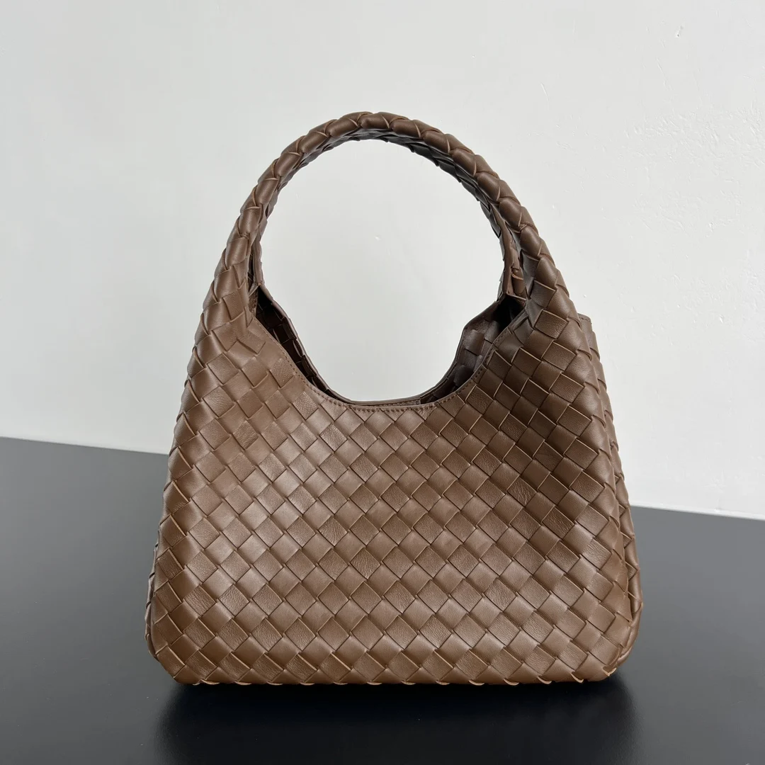 原单BV女包|高仿BV女包|精仿BV女包|一比一BV女包BV新品 Campana手袋  844249  经典回归的Campana手袋复古有魅力  灵感来源04年的经典馆藏 每一根皮条都是用两层Nappa小羊皮制成  展现着内外全编织的极致工艺 包身超级轻盈 采用皮革系带开合 配有隐藏式磁扣 拥有两种形态可切换 容量大到惊人 不管是日常出行 还是旅行放各种小物   都能轻松搞定 通勤约会两手抓 随手拎出法式慵懒  尺寸 33x20x16.5