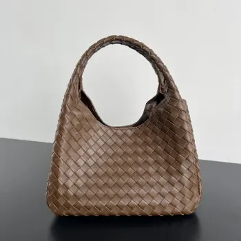 BV新品 Campana手袋  844249  经典回归的Campana手袋复古有魅力  灵感来源04年的经典馆藏 每一根皮条都是用两层Nappa小羊皮制成  展现着内外全编织的极致工艺 包身超级轻盈 采用皮革系带开合 配有隐藏式磁扣 拥有两种形态可切换 容量大到惊人 不管是日常出行 还是旅行放各种小物   都能轻松搞定 通勤约会两手抓 随手拎出法式慵懒  尺寸 33x20x16.5