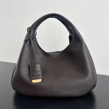 Bv新品 素面Campana 844251 绝对高级皮革 就像棉花糖一样 摸起来松松软软的感觉 采用荷兰小牛皮内里麂皮材质除了非常柔软之外 背起来超级轻盈的 附带编织零钱包 实用又有设计感  这款素面Campana更特别的是 配有小挂饰镜牌 上面还刻有品牌烙印 非常有质感 还可以当镜子使用 小编织挂饰和素面包包搭配 高级感真的无敌了 时髦又喜爱简约的都市女性必入  尺寸 39x24x18 5