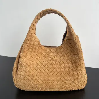 BV新品 麂皮Campana手袋  844250  经典回归的Campana手袋复古有魅力  灵感来源04年的经典馆藏 每一根皮条都是用两层Nappa小羊皮制成  展现着内外全编织的极致工艺 包身超级轻盈 采用皮革系带开合 配有隐藏式磁扣 拥有两种形态可切换 容量大到惊人 不管是日常出行 还是旅行放各种小物   都能轻松搞定 通勤约会两手抓 随手拎出法式慵懒  尺寸 39x25x18.5