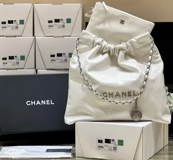 纯原厂  号 白色配古银啦2022cc 春夏火爆22 bag垃圾袋中号正品 37000购入独家原厂方框小牛皮本季最火最值得入手的系列 它的名字叫22 bag 小香凡是以数字命名的都必火爆也一定会成为经典超级时尚和大气 非常好搭配 那就对啦背上就是顶流 中号编号AS3261尺寸39x42x8cm
