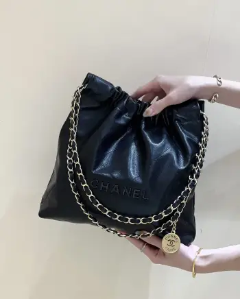 纯原厂小号23k垃圾袋 正品开发 无色差黑色鱼子酱皮配枪色五金 简直绝配小号正品45600购入独家原厂牛皮本季最火最值得入手的系列 它的名字叫22 bag 小香凡是以数字命名的都必火爆也一定会成为经典超级时尚和大气 非常好搭配 那就对啦背上就是顶流 小号编号AS3260尺寸35x37x7cm