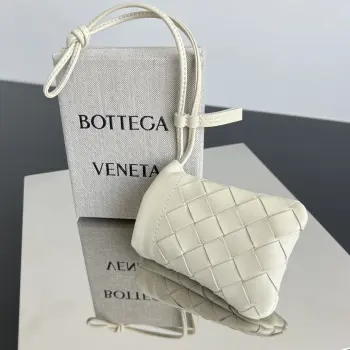 Bv新品 编织卡包挂饰   843903  它不是普通的挂饰 是可以装卡片和各种小物件的精致包挂  经典编织工艺 羊皮纹理细腻柔软 抽绳束口开合 内里装门禁卡或耳机日常使用超便利 挂在包包上 大包抱小包 叠叠乐 的搭配 点缀品牌的标志性元素  即可爱又实用 是日常吸睛搭配神器 尺寸 11x8.5