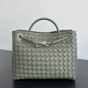 Bottega Veneta 2023春夏新款Andiamo手袋  众多明星同款  743572  经典的全身皮革编织搭配金色绳结扣 够沉稳也够潇洒整体皆由Nappa羊皮革制成 舒适柔软且富有动感 可滑动的金属绳结扣可以调整肩带 单肩 手伶 斜挎 多种背法 包身容量大 通勤 日常 出游都很合适 这款包分为小号 中号  大号 总有一款适合你  那就带我走叭  尺寸:32.5x24x12