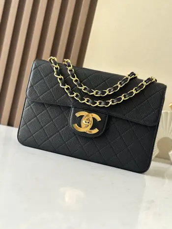贝嫂同款 Chanel 绝版大金扣包现货 Chanel Classic Flap Bag是1983年老佛爷接手Chanel后对香奈儿女士的设计稍作改动后重新推出的作品 也是老佛爷本人最得意的开山之作 其中很受明星们和博主们欢迎的就是这款大号CF了它的亮点在于这个镀金的大双C logo 现在专柜版的CF已经没有这样的设计了 都是小双c 贝嫂就很喜欢把这款包的链子收短 当手包使用 其采用双面口盖设计 容量在链条包中算非常大 自重很轻 可单肩 斜挎 也可以把手链收短变手提包推荐入手贝嫂包 尺寸 30.21.8cm编号 A2222 黑色球纹.