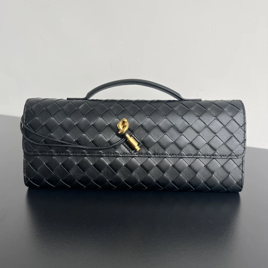 原单BV钱包|高仿BV钱包|精仿BV钱包|一比一BV钱包 Bv Clutch 长款手拿包 741511  配有提手 手拿包的设计体现了精致与高级的品味 采用精致工艺intreccio编织羊皮革  即可手拿也可手提或夹腋下 金属绳结点缀 散发出气质与高贵   内里配有拉链隔层 是你日常生活的的好伴侣         无论你是走在红毯上还是参加晚宴 它都会为你增添一份独特的魅力 尺寸 31x13x3