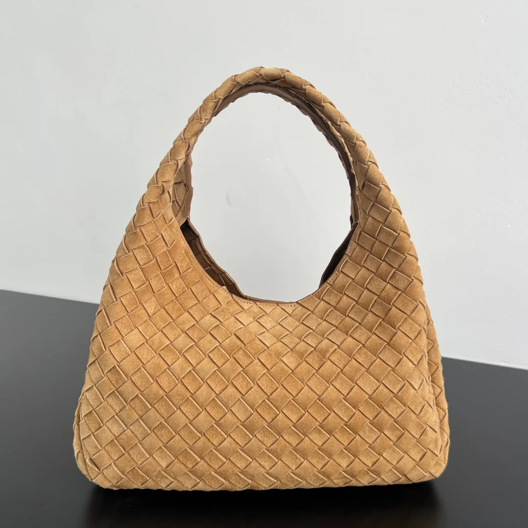 BV新品 麂皮Campana手袋  844249  经典回归的Campana手袋复古有魅力  灵感来源04年的经典馆藏 每一根皮条都是用两层Nappa小羊皮制成  展现着内外全编织的极致工艺 包身超级轻盈 采用皮革系带开合 配有隐藏式磁扣 拥有两种形态可切换 容量大到惊人 不管是日常出行 还是旅行放各种小物   都能轻松搞定 通勤约会两手抓 随手拎出法式慵懒  尺寸 33x20x16.5