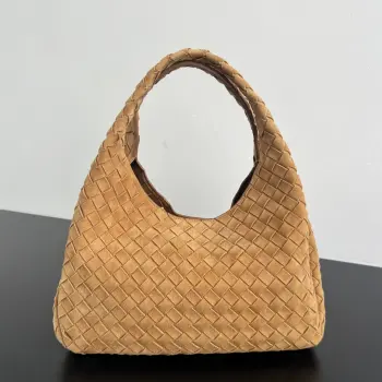 BV新品 麂皮Campana手袋  844249  经典回归的Campana手袋复古有魅力  灵感来源04年的经典馆藏 每一根皮条都是用两层Nappa小羊皮制成  展现着内外全编织的极致工艺 包身超级轻盈 采用皮革系带开合 配有隐藏式磁扣 拥有两种形态可切换 容量大到惊人 不管是日常出行 还是旅行放各种小物   都能轻松搞定 通勤约会两手抓 随手拎出法式慵懒  尺寸 33x20x16.5