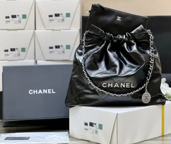   纯原厂22bag22最为火爆的购物袋受到全球各大明星网红的追捧 实用程度无需介绍简单大气好搭配小香以年份命名的都绝对火爆 经典中的天花板皮料 欧洲原厂Antiba正品牛皮五金 意大利进口24k镀厚金五金货源稀少 经常容易断货整个包的手感与真品完美达成一致小号尺寸35*37*7cm 3261中号尺寸39*42*8cm