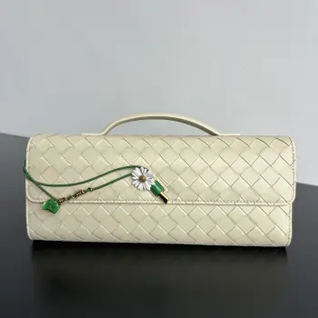 BV新品 Andiamo Clutch 小皱菊手拿包  836810  一款特别的Andiamo手包 立体精致的花卉小菊花 再用手工珐琅彩绘 每一片花瓣都像真花一样水灵灵 给手袋加入了珠宝般的点缀 拿在手上自带仙气滤镜 当小皱菊和硬朗有型羊皮编织碰撞 极富有自然气息和精美工艺 它不仅是一个包 是一个艺术品 更是一个自己审美的品味 尺寸 31x13x3