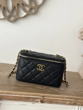 新款Chane 25c金珠链子珠子口红包 镜子品质与颜值并存 上身很带感 整个包酷甜酷甜的 它的肩带有着香奶奶独特的logo 超级酷的 球纹皮 耐磨耐造耐用 斜挎 单肩背都可 这款大可爱容量非常可以了 平时出门带的口红车钥匙纸巾等小物件都能放 大手机也放得下  尺寸16 9.5 8cm编号66005 黑色