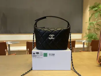 Chane1 25C饭盒包 小牛皮与金属链条  设计风格 双c 大logo 小巧身 能轻松容纳手机及日常必需品 无论是搭配休闲装还是正装 都能轻松驾驭 选择一些简约的服装 让包包成为整体造型的焦点 优雅与实用性完美结合 尺寸:21.5 19 6cm