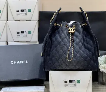 大号25S 春夏系列牛仔ZP 46500购入Chane1 25s 25bag丹宁牛仔小香已经给它取了专属的名字了25火爆程度无需多说走秀上推荐最多的包 真的非常经典实用大号实物也不是很大 超级百搭 推荐原厂正品水洗丹宁牛仔AS5311 40*30*15cm 
