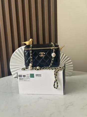   芯片版Chane1 24K链条带珍珠款化妆包 超级贵气啦 采用高质量的羊皮材质光泽度超级好手感也是超好 更吸引人的地方就是链条配珍珠字母精致度拉满拉满实物简直太戳我心啦   编号 66062 黑色尺寸:17cm