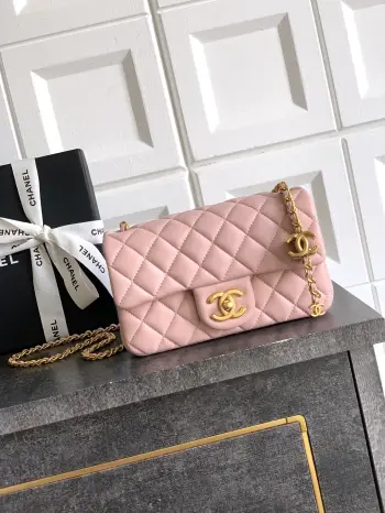 特级老厂 樱花 粉   中號Mini  20cm  OHANEL25B双C调节扣方胖子 回归款双logo链条包   魅力爆棚颜值超靓 一直是chanel的爆款 复古感的亮面羊皮 既拥有羊皮柔软细腻的外表 又兼备牛皮耐磨易打理的优点 做旧的复古五金 平滑的亮面 皮 小巧精致点缀在包链两头双调节logo 等等  可以调节的链条  各样造型随心所向 包型方正  单肩 斜挎 手提均可 穿搭属性 尺寸23.5x14.5x7cm Mini20x13x7cm 方胖子 18x13.5x7cm 