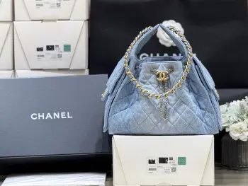 25S 春夏系列  牛仔ZP 43000购入 Chane1 25s 25bag丹宁牛仔 小香已经给它取了专属的名字了25火爆程度无需多说走秀上推荐最多的包 真的非常经典实用容量很大 超级百搭 推荐 原厂正品水洗丹宁牛仔AS5293 30*26*14cm 