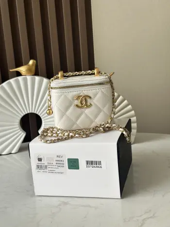   芯片版 新版本更新  CHANEL 24C双金球盒子香奈儿这季新品双金球我真的可一眼就爱上了这个包包 经典黑金 两颗金珠 链条可调节长短 Sa有货赶紧冲这个包包我更喜欢手拎斜挎和单肩也可容量也可调节                                  款号 66063  白色                                          尺寸 11cm                                      配包装