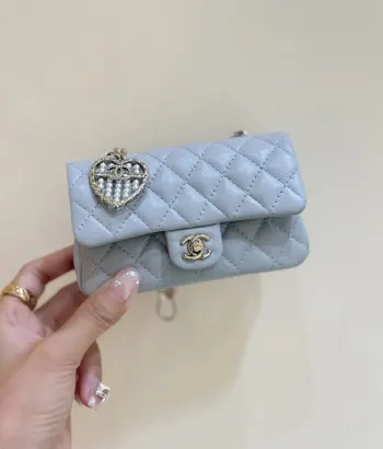 25A 高级手工坊  ZP 26600购入 Chane1 25A明星款超mini cf挂包 小香历史最火爆的挂件小包[666]超级可爱的小cf造型 可以自由挂在任何大包上面超级时尚和贵气 实物真的超级惊讶 一定要买一个装下门面推荐 原厂正品GR小羊皮AP4760 8*12.5*6cm 