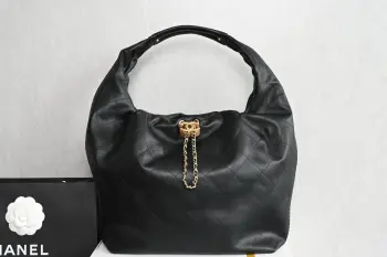 白金版  正品级 包装如图全新到货 𝗖𝗛𝗔𝗡𝗘𝗟 𝟮𝟲𝗰早春系列𝖫𝖺𝗋𝗀𝖾 𝗁𝗈𝖻𝗈嬉皮大号专柜62900𝗋𝗆𝖻购入开发五金 厚镀𝟤𝟦𝗄复古金面料 原厂小牛皮尺寸 49*39*𝟣1𝖼𝗆5975