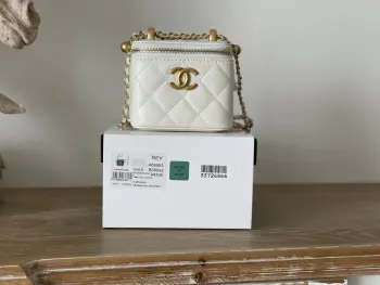   芯片版 新版本更新  CHANEL 24C双金球盒子香奈儿这季新品双金球我真的可一眼就爱上了这个包包 经典黑金 两颗金珠 链条可调节长短 Sa有货赶紧冲这个包包我更喜欢手拎斜挎和单肩也可容量也可调节                                  款号 66063  白色                                          尺寸 11cm                                      配包装