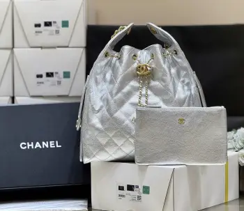 银色大号25S 春夏系列ZP 51100购入Chane1 25s 25bag荔枝皮小香已经给它取了专属的名字了25火爆程度无需多说走秀上推荐最多的包 真的非常经典实用大号很帅很酷 容量很大 超级百搭 推荐原厂正品haas荔枝小牛皮AS5311 40*30*15cm 
