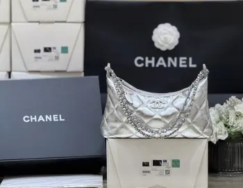 原厂芯片版银色到现货啦25S 春夏系列ZP 38200购入Chane1 25s 黑金hobo饺子包可可爱爱的 双链条可以随意调节链条有个小金币也很好看非常时尚和百搭 推荐原厂芯片版正品zp 小牛皮AS5528 17*26*8.5cm 