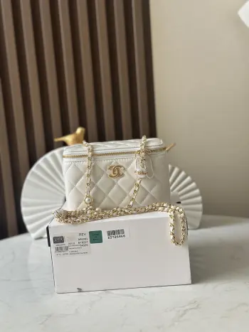  芯片版Chane1 24K链条带珍珠款化妆包 超级贵气啦 采用高质量的羊皮材质光泽度超级好手感也是超好 更吸引人的地方就是链条配珍珠字母精致度拉满拉满实物简直太戳我心啦   编号 66062 白色尺寸:17cm