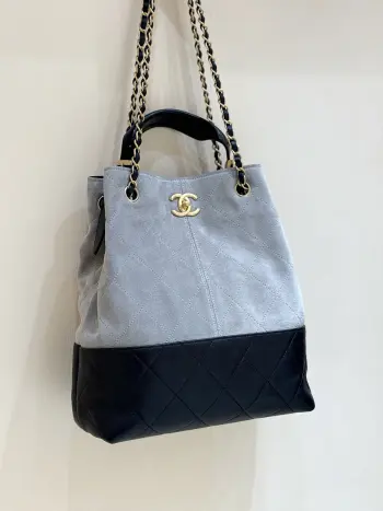 25A 高级手工坊  ZP 56000购入 Chane1 25A麂皮拼色竖款Hobo 每年高级手工坊都是最期待的一季[666]这只麂皮拼色是最火最热门的超级难买 实物真的超级惊讶 非常时尚和实用推荐 原厂正品麂皮拼小羊皮AS5636 33*29*11cm 