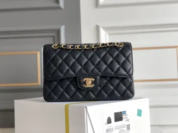 白金版  正品级 包装如图全新发售𝟮𝟬𝟮𝟰最新版𝙲𝙵系列专柜𝟝𝟠𝟞𝟘𝟘𝕞𝕓购入开发𝙲𝚕𝚊𝚜𝚜𝚒𝚌 𝙵𝚕𝚊𝚙 𝚂𝚖𝚊𝚕𝚕小号 黑色鱼子酱牛皮特有的颗粒感 精致又耐造好品质值得珍藏 一包背到老都不过时皮料 𝙷𝚊𝚊𝚜牛皮鱼子酱里皮 开料部𝚣𝚙内里羊皮辅料 意大利进口海绵 托料五金 全钢金扣配梅花螺丝尺寸 𝟷𝟺.𝟻*𝟸𝟹*𝟼𝚌𝚖