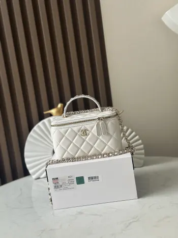   芯片版新品到货NEChane1 爆款25s 珍珠化妆长盒子黑色 香门永存Chane1 25s 化妆包自带镜子随身随地可补妆低调优雅的手柄镶嵌小钻石近看很精致 走到哪都能美美哒    编号 66060 白色尺寸:9.5*17*7.8cm配包装