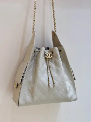 杏色大号25S 春夏系列ZP 51100购入Chane1 25s 25bag荔枝皮小香已经给它取了专属的名字了25火爆程度无需多说走秀上推荐最多的包 真的非常经典实用大号很帅很酷 容量很大 超级百搭 推荐原厂正品haas荔枝小牛皮AS5311 40*30*15cm 