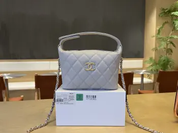  Chane1 25C饭盒包 小牛皮与金属链条  设计风格 双c 大logo 小巧身 能轻松容纳手机及日常必需品 无论是搭配休闲装还是正装 都能轻松驾驭 选择一些简约的服装 让包包成为整体造型的焦点 优雅与实用性完美结合 尺寸:21.5 19 6cm