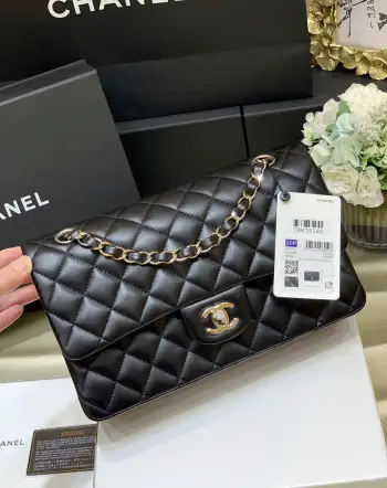    正品级纯原厂CF中号经典款之Classic flap bag皮料 欧洲原厂GR正品羊皮五金 意大利进口24k镀厚金钢锁货源稀少 经常容易断货整个包的手感与真品完美达成一致 1112 尺寸25cm