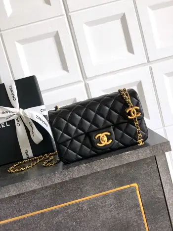 特级老厂 中號Mini  20cm  OHANEL25B双C调节扣方胖子 回归款双logo链条包   魅力爆棚颜值超靓 一直是chanel的爆款 复古感的亮面羊皮 既拥有羊皮柔软细腻的外表 又兼备牛皮耐磨易打理的优点 做旧的复古五金 平滑的亮面 皮 小巧精致点缀在包链两头双调节logo 等等  可以调节的链条  各样造型随心所向 包型方正  单肩 斜挎 手提均可 穿搭属性 尺寸23.5x14.5x7cm Mini20x13x7cm 方胖子 18x13.5x7cm 