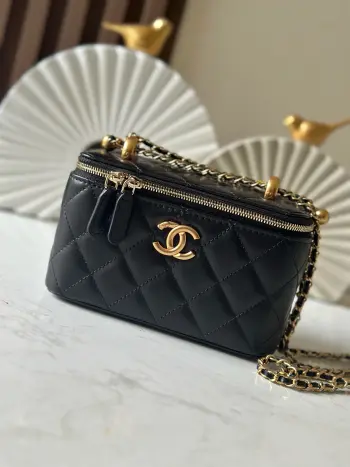  芯片版 新版本更新  CHANEL 24C双金球盒子香奈儿这季新品双金球我真的可 一眼就爱上了这个包包 经典黑金 两颗金珠 链条可调节长短 Sa有货赶紧冲这个包包我更喜欢手拎斜挎和单肩也可容量也可调节                                  款号 66039 黑色                                           尺寸 17cm                                      配包装