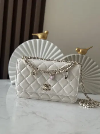   芯片版chane12025春夏chanel 太懂少女心 2025年春夏的轻巧俏皮又精致 采用珠面小羊皮 搭配经典的菱格纹和金色 clogo 手袋上还有一个粉色心形 搭配金色链条 让人一见倾心 入坑 还可以侧背或肩背 容量也不错 纸巾都可以放进去 通勤日常都ok款号 66051 白色尺寸:19.5*13*3.5