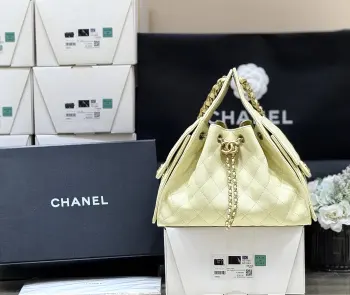 小鸡黄25S 春夏系列ZP 47800购入Chane1 25s 25bag荔枝皮小香已经给它取了专属的名字了25火爆程度无需多说走秀上推荐最多的包 真的非常经典实用容量很大 超级百搭 推荐原厂正品haas荔枝小牛皮AS5293 30*26*14cm 