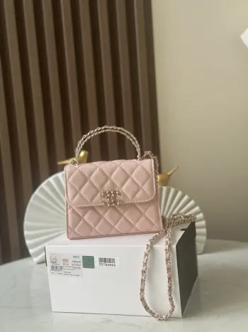   芯片版新款 本季最火最火的Kelly手柄包25款新款 店里的大爆款 非常经典真的非常难买 代购都要溢价 实物真的超级超级好看 一定要买除了放不下手机 其他小东西都可以 小牛皮手提斜挎都可以 编号 66058 粉色 尺寸11.5*14.5*5.5cm 配包装