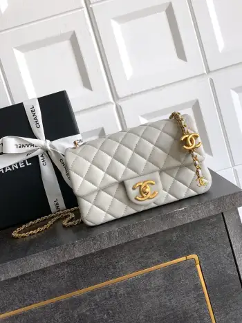 特级老厂 灰白色   中號Mini  20cm  OHANEL25B双C调节扣方胖子 回归款双logo链条包   魅力爆棚颜值超靓 一直是chanel的爆款 复古感的亮面羊皮 既拥有羊皮柔软细腻的外表 又兼备牛皮耐磨易打理的优点 做旧的复古五金 平滑的亮面 皮 小巧精致点缀在包链两头双调节logo 等等  可以调节的链条  各样造型随心所向 包型方正  单肩 斜挎 手提均可 穿搭属性 尺寸23.5x14.5x7cm Mini20x13x7cm 方胖子 18x13.5x7cm 