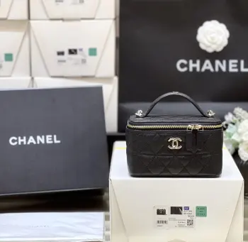 25C 早春系列ZP 溢价28500购入Chanel 25C 手柄长盒子包黑金太太太好看了吧 非常经典耐看的造型容量也非常大可以放下大手机手柄上的小标志超好看[666][666]超级推荐原厂正品Haas荔枝纹牛皮AP4404 9.5*17*8cm 