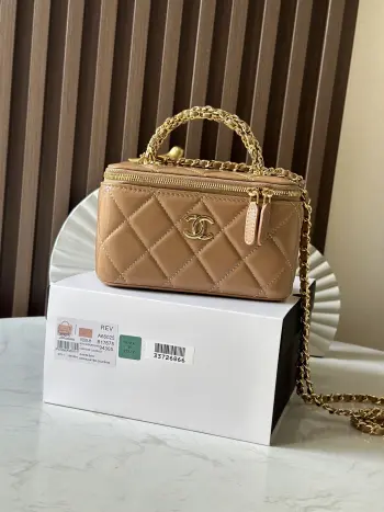   芯片版Chane1 24B 化妆包 编织手柄  配金属链条   编制手柄设计风格 盖头配小镜 超级精致又可爱  手感柔柔软软 日常穿搭 显气质 高贵优雅 姐妹们冲呀   型号 66025   杏色尺寸:17*9.5*8 配包装 