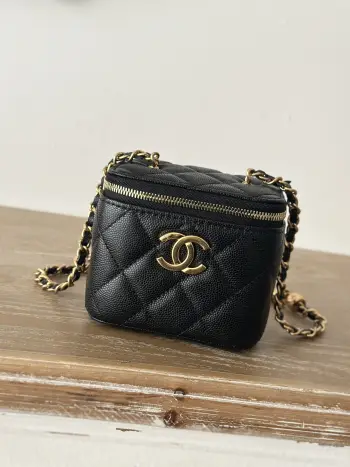 新款Chane 25c最新金珠链条口红包 镜子品质与颜值并存 上身很带感 整个包酷甜酷甜的 它的肩带有着香奶奶独特的logo 超级酷的 球纹皮 耐磨耐造耐用 斜挎 单肩背都可 这款大可爱容量非常可以了 平时出门带的口红车钥匙纸巾等小物件都能放  尺寸10.5 8.5 7cm编号 66006 黑色