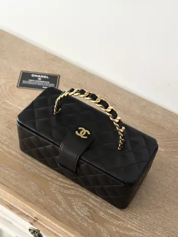 中古款Chane Vintage化妆包 这款是香奶奶 家vintage小怪级别的化妆包 珠光金色手提化妆包 这款颜色真的很绝 不同灯光能折射出不同颜色 颜色细节是高级满分 手提部分无论是从弧度还是色泽上 都是费时费力手工制作而成的  容量超大 内置镜子炒鸡贴心哒 怎么穿搭都有股浓浓的高级感  尺寸22 10 8.5cm 编号 2226 大号颜色 黑色 羊皮