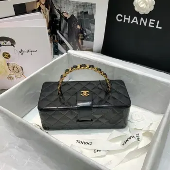 Chane Vintage化妆包 这款是香奶奶 家vintage小怪级别的化妆包 珠光金色手提化妆包 这款颜色真的很绝 不同灯光能折射出不同颜色 颜色细节是高级满分 手提部分无论是从弧度还是色泽上 都是费时费力手工制作而成的  容量超大 内置镜子炒鸡贴心哒 怎么穿搭都有股浓浓的高级感 尺寸22 10 8.5cm 编号 2226 大号颜色 漆皮 黑色
