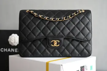 白金版  正品级 包装如图全新升级版𝐂𝐡𝐚𝐧𝐞𝐥 𝐂𝐟 系列Classic Flap Jumbo30 大包的帅气与CF的性感优雅结合当你发现Jumbo还可以当成流浪包的背法恨不得马上背出去把经典演变成时尚大bag 不入手一定会后悔皮料 黑色原厂Haas球纹鱼子酱牛皮五金 全钢厚度24K金扣尺寸 19.5*30*10cm1119