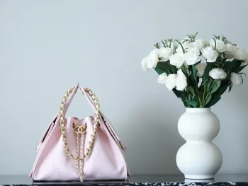   特级原厂芯片版chanel 25系列 从经典黑白到缤纷马卡龙色再到帅气金属色和牛仔材质丰富色彩与材质 任你选择粉色款温柔甜美搭配硬朗包型尺寸:30*26*14cm