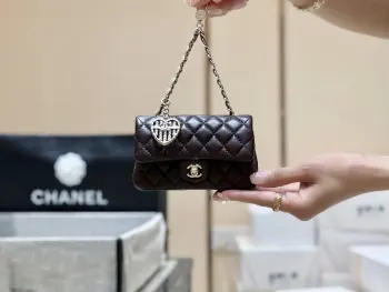 25A 高级手工坊  ZP 26600购入 Chane1 25A明星款超mini cf挂包 小香历史最火爆的挂件小包[666]超级可爱的小cf造型 可以自由挂在任何大包上面超级时尚和贵气 实物真的超级惊讶 一定要买一个装下门面推荐 原厂正品GR小羊皮AP4760 8*12.5*6cm 